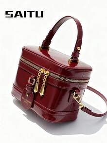 حقيبة يد مربعة الشكل ذات غطاء أنيقة وبسيطة باللون الأحمر البرغندي، مزينة بشارم جلدي مطبوع عليه حرف، مغلقة بسحاب، مناسبة للتسوق والمواعدة وحمل الهاتف والعملات، وتناسب الإطلالات والتصوير الفوتوغرافي، بطراز رومانسي عتيق