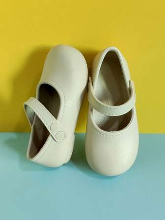 1 双女童纯色休闲平底鞋，舒适防滑轻便，适合户外穿着，秋冬