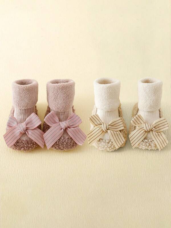 2 双装女婴条纹蝴蝶结装饰简约秋冬保暖内衬防滑爬行袜，适合冬季室内穿着