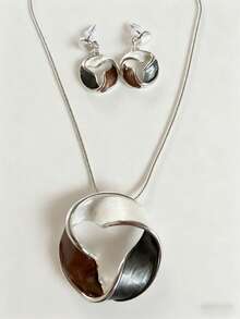 Ensemble de bijoux géométriques élégants kaki pour femmes - Collier pendentif rond style vintage et boucles d'oreilles avec décoration métallique contrastée, convient pour les fêtes et le port casual, cadeau de la Saint-Valentin en argent, bijoux rétro - Argent - Voir 4