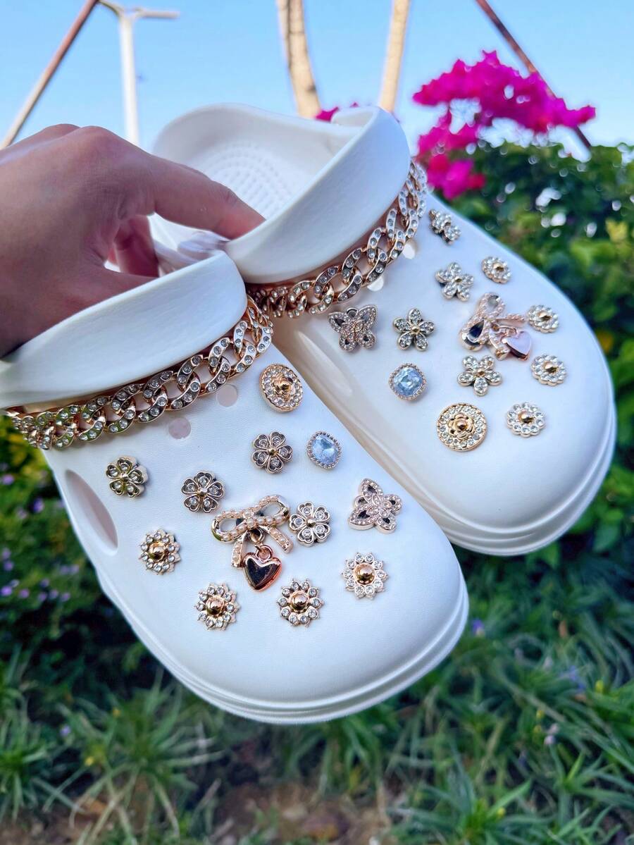 26 pièces d'accessoires décoratifs de couleur dorée (cœur, nœud, fleur de strass, papillon, chaîne de strass, etc.) - Faciles à installer, amovibles, décorations DIY parfaites pour personnaliser les babies, les chaussures de jardin, les sabots, les sandales et les sacs de plage - Cadeau idéal pour les fêtes, les soirées et les occasions spéciales