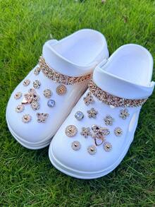 26 pièces d'accessoires décoratifs de couleur dorée (cœur, nœud, fleur de strass, papillon, chaîne de strass, etc.) - Faciles à installer, amovibles, décorations DIY parfaites pour personnaliser les babies, les chaussures de jardin, les sabots, les sandales et les sacs de plage - Cadeau idéal pour les fêtes, les soirées et les occasions spéciales