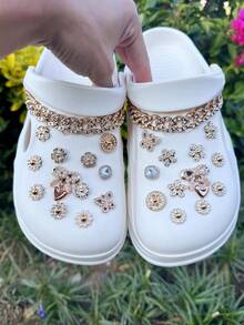 26 pièces d'accessoires décoratifs de couleur dorée (cœur, nœud, fleur de strass, papillon, chaîne de strass, etc.) - Faciles à installer, amovibles, décorations DIY parfaites pour personnaliser les babies, les chaussures de jardin, les sabots, les sandales et les sacs de plage - Cadeau idéal pour les fêtes, les soirées et les occasions spéciales