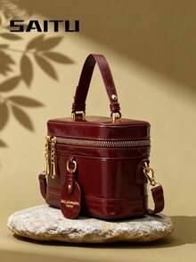 حقيبة يد مربعة الشكل ذات غطاء أنيقة وبسيطة باللون الأحمر البرغندي، مزينة بشارم جلدي مطبوع عليه حرف، مغلقة بسحاب، مناسبة للتسوق والمواعدة وحمل الهاتف والعملات، وتناسب الإطلالات والتصوير الفوتوغرافي، بطراز رومانسي عتيق