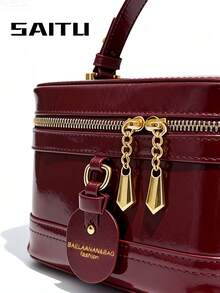 حقيبة يد مربعة الشكل ذات غطاء أنيقة وبسيطة باللون الأحمر البرغندي، مزينة بشارم جلدي مطبوع عليه حرف، مغلقة بسحاب، مناسبة للتسوق والمواعدة وحمل الهاتف والعملات، وتناسب الإطلالات والتصوير الفوتوغرافي، بطراز رومانسي عتيق