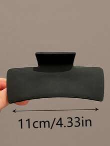 4 pièces Pinces à cheveux carrées grandes de 11 cm en noir, blanc, kaki et marron pour femmes. Accessoires de mode polyvalents et élégants en plastique mat. Convient pour un usage quotidien, décontracté, en soirée, pour les déplacements, les vacances, le lavage du visage/des cheveux, le maquillage, assorti à la tenue. Accessoires de mode pour cheveux d'hiver élégants.