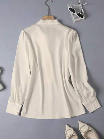 Elegant vit långärmad skjorta i satin för kvinnor, mångsidig pendlarblus med rosettkrage - Enfärgad topp lämplig för alla årstider, maskintvättbar, icke-transparent, mjukt och andningsbart tyg, raffinerad satinstruktur, enfärgad slips för kontor och vardagsbruk
