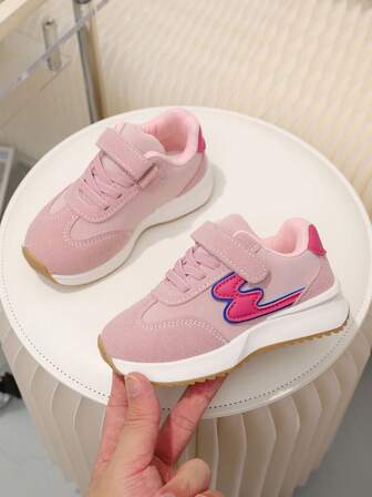 Ett par unisex barnsportskor, höstens nya modenät, andningsbara och bekväma, pojkars och flickors vardagsskor