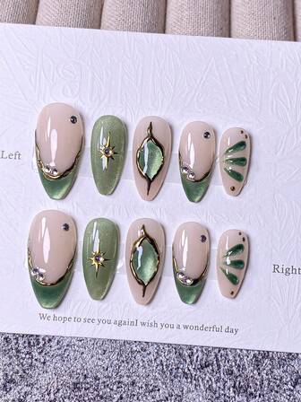 10 件手工制作的法式按压短指甲，有绿色、棕色、金色、银色和猫眼图案可供选择，图案可爱迷人。每套包含 3D 雕刻猫眼镜面效果指甲，饰有金色星光和钻石配饰。这些杏仁形按压短指甲配有美甲工具，适合学校、专业场合和各种场合。