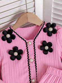 少女优雅穿搭——短款泡泡袖上衣搭配高腰半身裙。上衣泡泡袖设计俏皮可爱，修饰手臂线条。多层裙摆设计，行走间优雅飘逸。白色主色调清新脱俗，点缀精致的黑色蕾丝和花卉，珍珠元素更添优雅精致。 - 粉色 - 查看 4