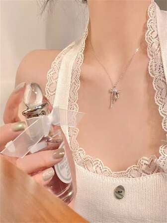 1 件时尚蝴蝶结吊坠项链，精致颈链配饰