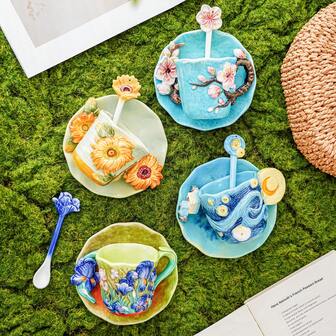1 Juego de taza de café y platillo de cerámica pintada a mano con pintura al óleo de Van Gogh (180ml/6oz), taza de gran capacidad (380ml/13oz), taza de té con asa con escultura 3D de flor de albaricoque, iris, cielo estrellado, girasol, 1 platillo redondo, 1 cuchara, regalo para el Día de San Valentín, Día de la Madre, Navidad, decoración de mesa del hogar única