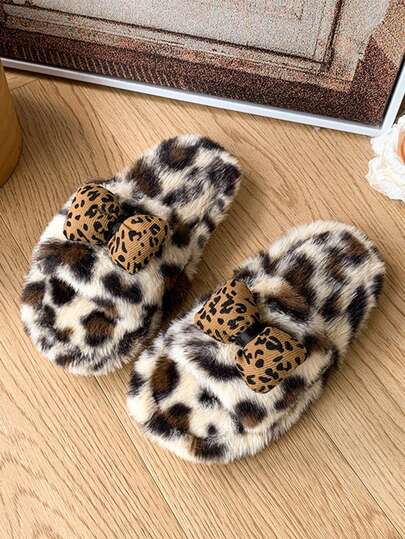 Ein Paar Mädchen Hausschuhe mit Schleifen Dekoration, Leoparden Muster Design und Schlüpfstil für den Heimgebrauch. Sie sind modisch und geeignet für den täglichen Hausgebrauch. Flache Hausschuhe.
