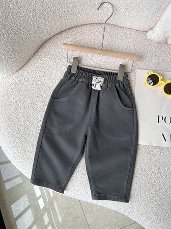 Pojkars moderiktiga och mångsidiga vardagsbyxor, bekväma byxor för alla årstider, långbyxor för vardagsbruk, långbyxor i semesterstil, resår i midjan för bekvämt slitage, lämpliga för utomhussporter, måste-ha inför skolstarten, perfekt för vardagsbruk