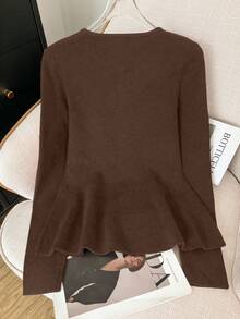 Áo cardigan dài tay cổ tròn màu trơn dành cho nữ. Viền bèo nhún tạo điểm nhấn thanh lịch và thời trang. Chiếc áo len sành điệu và tinh tế này rất phù hợp để chụp ảnh, mặc hàng ngày hoặc đi dạo. - Cà phê nâu - Xem 11