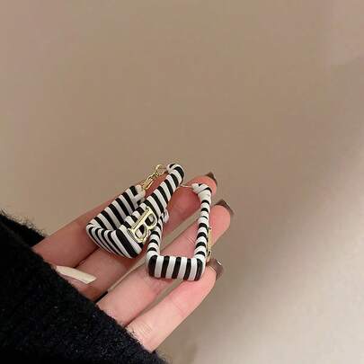 1 Pair Autumn/Winter Fashion Geometric Classic Colorblock Striped Leather Letter B Rectangular Dangle Earrings