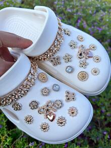 26 pièces d'accessoires décoratifs de couleur dorée (cœur, nœud, fleur de strass, papillon, chaîne de strass, etc.) - Faciles à installer, amovibles, décorations DIY parfaites pour personnaliser les babies, les chaussures de jardin, les sabots, les sandales et les sacs de plage - Cadeau idéal pour les fêtes, les soirées et les occasions spéciales