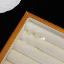 Pendientes de jade de Hotan de 8 mm, pendientes versátiles vintage para mujer, no se deben tocar los orificios pequeños de las orejas