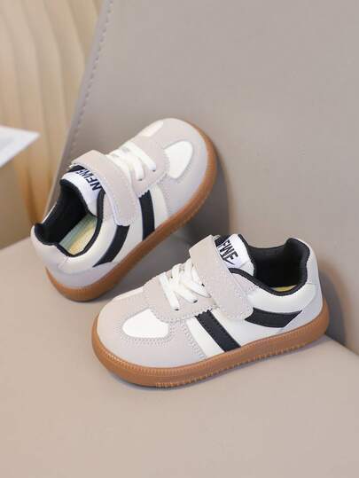 1 par de zapatillas de bebé, diseño con para facilitar el calzado y descalzado, estilo retro chic con bloques de color a rayas clásicos, adecuados para diversos atuendos infantiles. La suela de goma con textura antideslizante proporciona una protección antideslizante efectiva para las actividades. El material suave cuida con delicadeza los pies delicados, cómodo incluso para períodos prolongados.