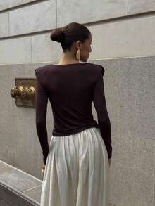 女式纯色针织面料垂褶下摆收腰圆领长袖 T 恤，休闲约会装，秋冬 - 咖啡色 - 查看 2