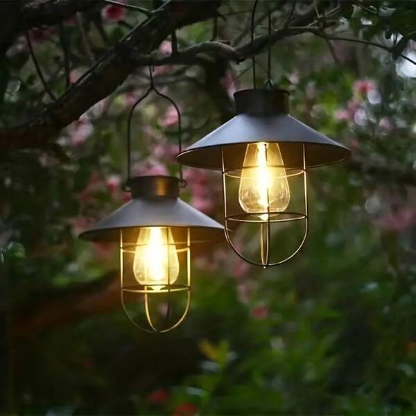1 pieza Farol colgante de metal con energía solar, estilo vintage con jaula de alambre protectora, brillo cálido. Tema: Encanto rústico. Excelente para Halloween, Navidad, Acción de Gracias; Cumpleaños, Fiestas de jardín, Bodas; Patio, Jardín, Balcón, Camping; Primavera, Verano. Ornamento decorativo.