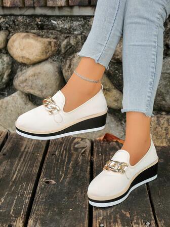 Mocasines blancos con plataforma para mujer con decoración de cadena, cómodos y de fácil puesta
