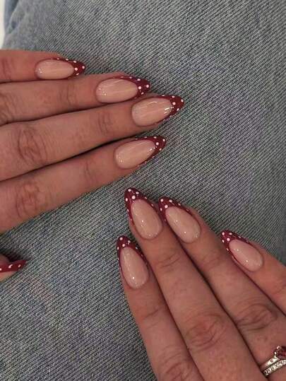 10 unhas curtas postiças artesanais com pontas francesas, disponíveis em branco, marrom, dourado, rosa, vermelho e bolinhas. Adornadas com flores de ameixa em degradê pintadas à mão e flores tridimensionais de cinco pétalas branco-aurora, adornadas com detalhes em diamante. Inclui ferramentas para nail art. Adequado para mulheres e meninas, com design em formato de amêndoa.