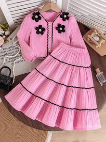 少女优雅穿搭——短款泡泡袖上衣搭配高腰半身裙。上衣泡泡袖设计俏皮可爱，修饰手臂线条。多层裙摆设计，行走间优雅飘逸。白色主色调清新脱俗，点缀精致的黑色蕾丝和花卉，珍珠元素更添优雅精致。 - 粉色 - 查看 2