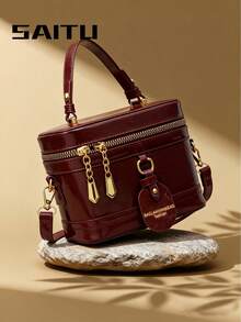 حقيبة يد مربعة الشكل ذات غطاء أنيقة وبسيطة باللون الأحمر البرغندي، مزينة بشارم جلدي مطبوع عليه حرف، مغلقة بسحاب، مناسبة للتسوق والمواعدة وحمل الهاتف والعملات، وتناسب الإطلالات والتصوير الفوتوغرافي، بطراز رومانسي عتيق