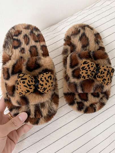 Ein Paar Mädchen Hausschuhe mit Schleifen Dekoration, Leoparden Muster Design und Schlüpfstil für den Heimgebrauch. Sie sind modisch und geeignet für den täglichen Hausgebrauch. Flache Hausschuhe.