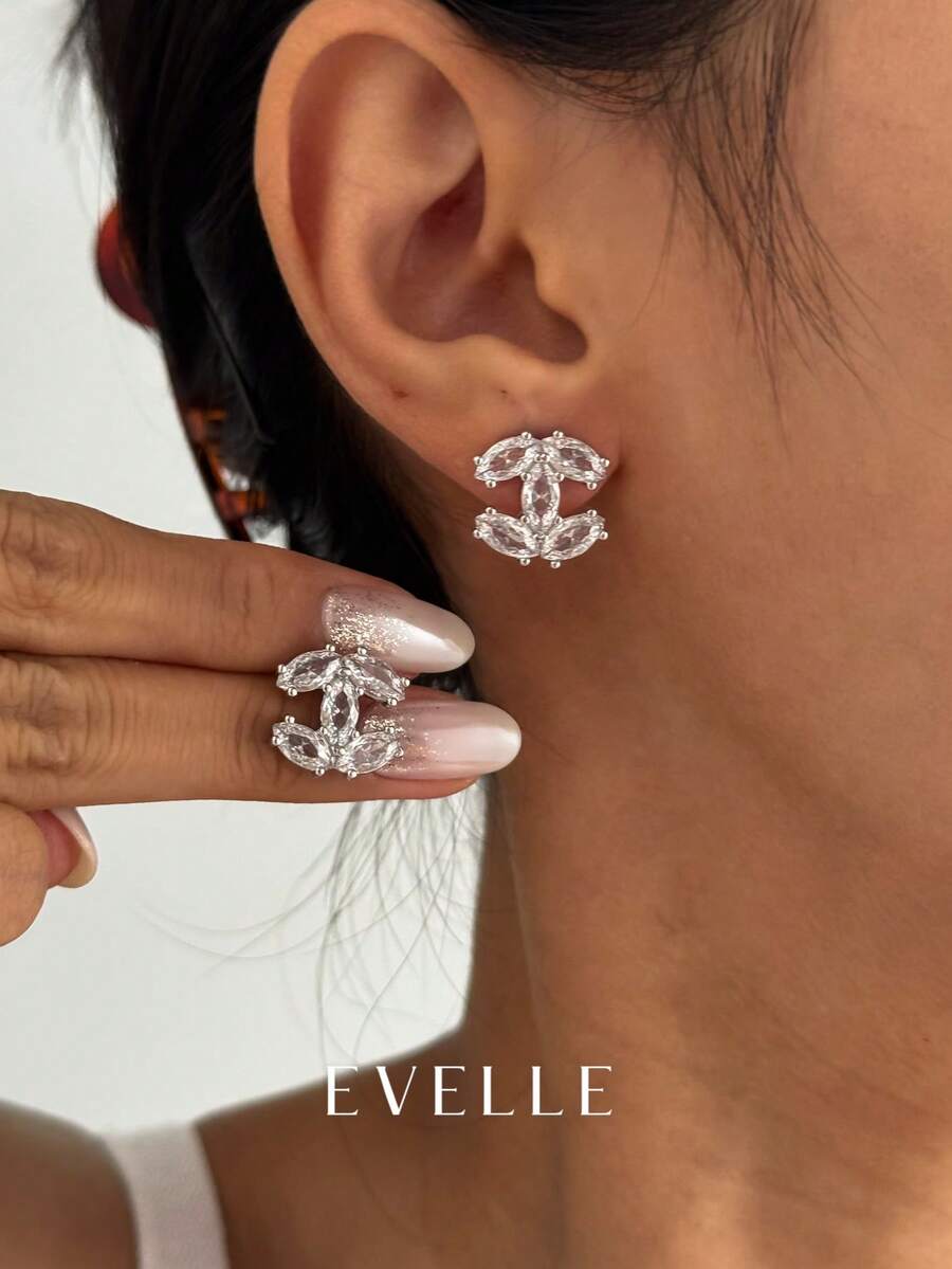 银色耳环，优雅可爱，适合日常佩戴和聚会场合。