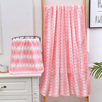 One Checkered Super Absorbent Bath Towel, Measuring 35.43*70.87 Inches, Made Of 100% Coral Fleece, 280g/M², Soft, Absorbent, Quick-Drying, An Essential Bathroom Item For Children And Adults, Skin-Friendly And Comfortable, Colorfast And Lint-Free, Suitable For Everyday Use, A Large Bath Towel, Towel, And Face Towel, Also A Travel Essential, High-Quality Absorbent Towel, Women's Towel. A Perfect Gift Choice.