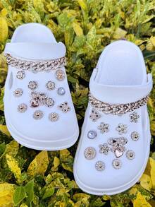 26 pièces d'accessoires décoratifs de couleur dorée (cœur, nœud, fleur de strass, papillon, chaîne de strass, etc.) - Faciles à installer, amovibles, décorations DIY parfaites pour personnaliser les babies, les chaussures de jardin, les sabots, les sandales et les sacs de plage - Cadeau idéal pour les fêtes, les soirées et les occasions spéciales