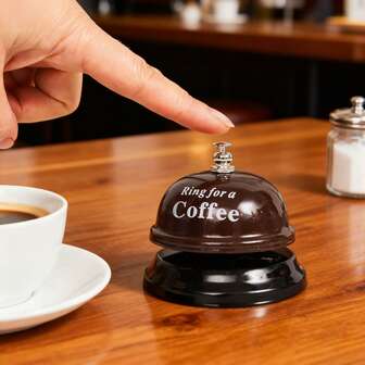1 st. vintage brun metallkaffeklocka. Dekorationstillbehör för café, dessertbutik, tesalong, kontorsskrivbord, lämplig för flera scenarier. Lobbybardekor, heminredning för gästrum.