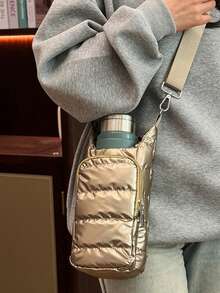 1个男女通用可调节肩带保温加厚水瓶套，时尚毛绒水瓶套，带多个口袋，可存放水瓶、手机、钥匙等物品