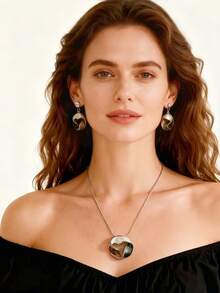 Ensemble de bijoux géométriques élégants kaki pour femmes - Collier pendentif rond style vintage et boucles d'oreilles avec décoration métallique contrastée, convient pour les fêtes et le port casual, cadeau de la Saint-Valentin en argent, bijoux rétro - Argent - Voir 3