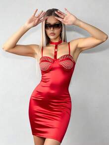 Elegante vestido corto de tirantes para mujer con detalle de copa con tachuelas y tirantes finos. Diseño sin mangas en tejido elástico medio. Perfecto para fiestas y uso informal. - Rojo - Ver 3