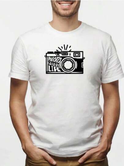La imagen de la cámara representa la pasión por capturar momentos únicos e irrepetibles, donde la vida se revela a través del lente y se convierte en arte. Fotografía y vida unidas. Camiseta de hombre con 100% algodón con este diseño gráfico.