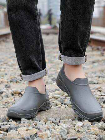 Moderiktiga vattentäta regnstövlar för män, halkfri mjuk botten, bekväma och hållbara regnskor för utomhusfiske, lämpliga för kök och biltvätt.