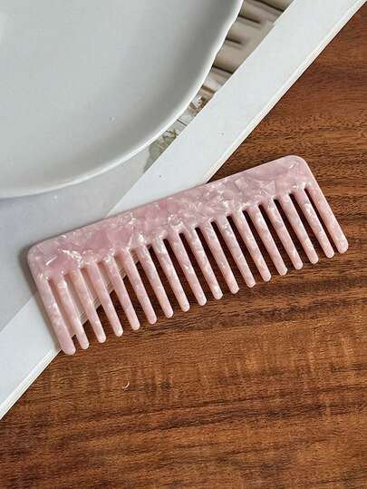 1 把粉色醋酸纤维材质梳子，款式简约，梳齿较大，适合日常发型打造甜美造型，是美发造型套装和发饰的理想之选。