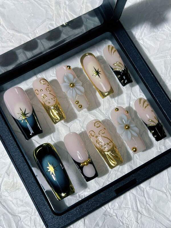 MXYIYANR 10 Stück lange quadratische handgefertigte Aufkleb-Nägel, Gothic Stil, schwarze französische Fingerspitzen, dunkelblauer Verwisch-Effekt, 3D Goldchrom handbemalte und handgepresste Blumen, geeignet für Mädchen und Frauen für Alltag, Party und Tanz im Herbst und Winter, elegante Nageldekoration