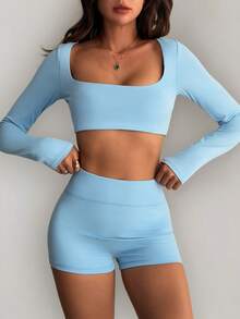 Ensemble de sport décontracté pour femmes avec Top court à manches longues col rond et shorts moulants. Convient pour l'entraînement, la détente et le fitness.