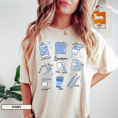 Camiseta de consultorio dental, camiseta de gerente de consultorio dental, regalo de higienista dental, camiseta de higienista dental, camiseta de higienista dental, camiseta linda de dentista220G ofrece comodidad y durabilidad atemporales. Con un corte elegante y una textura suave, es tu esencial diario perfecto: fácil de combinar para looks casuales, aventuras de fin de semana o días relajados en la oficina. Un must-have en tu armario que se siente tan bien como se ve. Pensado, simple y con un estilo desenfadado - un regalo que ella realmente amará.