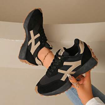 Här är de svarta retro-sneakersen! Dessa mångsidiga skor är tillräckligt bekväma för att kännas som att gå på moln, perfekta för vardagsbruk, utmärkta för promenader, shopping och pendling, och skapar en avslappnad och lättsam look.