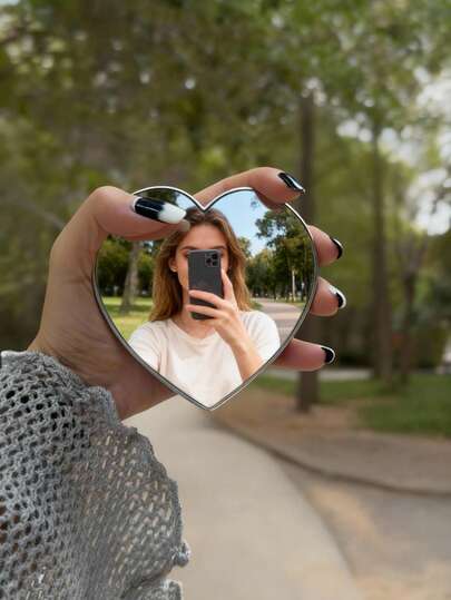 2025款新款心形盲点镜本车采用独特设计的心形盲点镜，无框结构，360度广角凸透镜，确保更安全的驾驶。