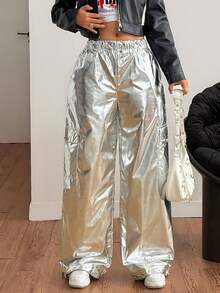 Pantalon cargo Y2K à taille coulissante, style hip hop argent. Avec poches à rabat sur les côtés et bandes, jambes larges style parachute. Pantalon confortable et décontracté pour tous les jours, idéal pour les fêtes et festivals