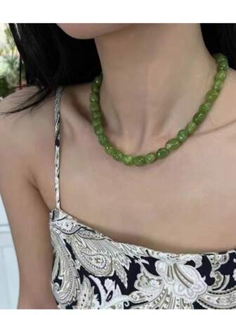 1 件绿橄榄石项链，优雅大方的串珠项链，适合宴会和派对