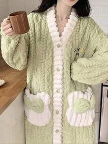 Cămașă de noapte decorativă din velur cu imprimeu floral din fleece coral de iarnă, halat de baie cald de iarnă, cămașă de noapte adorabilă cu mânecă lungă și decolteu în V cu buzunare, set de pijamale pentru femei de toamnă/iarnă, halat de baie lung din velur, haină de casă, stil îngroșat, îmbrăcăminte esențială pentru casă pentru sezoanele de toamnă și de iarnă, care vă însoțește prin iarna rece, decorațiuni calde de iarnă