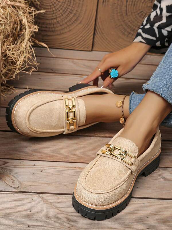 2025 Nuovi mocassini casual con catena punta tonda, suola spessa e tacco chunky, stile college in camoscio, scarpe flat da donna per la primavera/autunno