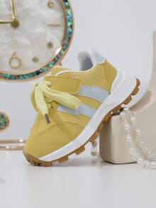 A Pair Of Hong Kong Style New Fashionable Casual Shoes For Boy And Girl, Fashionable Light Luxury Sneakers, Versatile Low-Top White Sneakers